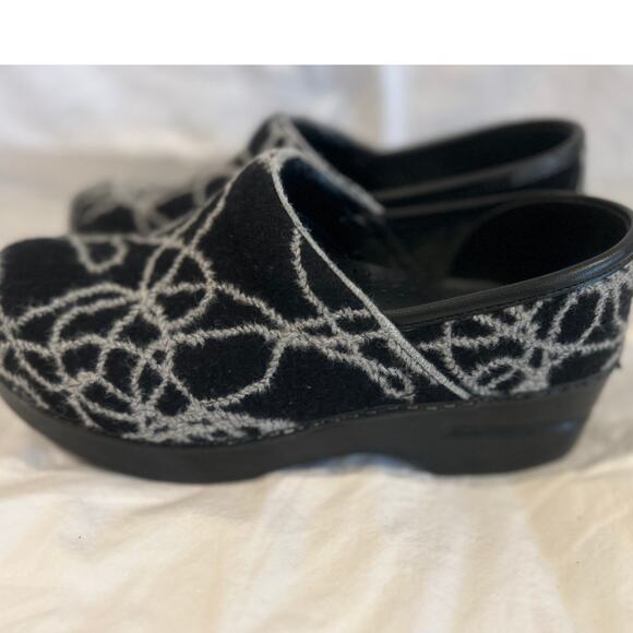 DANSKO Professional Black Gray Cobwebs Artsy Swirl Clogs Shoes Italy 36/5.5 - Picture 3 of 7